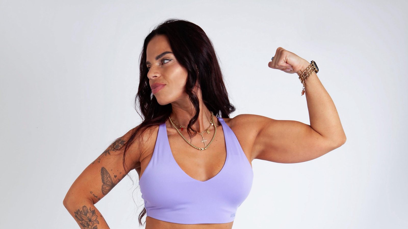 Esmeralda in paarse sportkleding spant zelfverzekerd haar arm aan